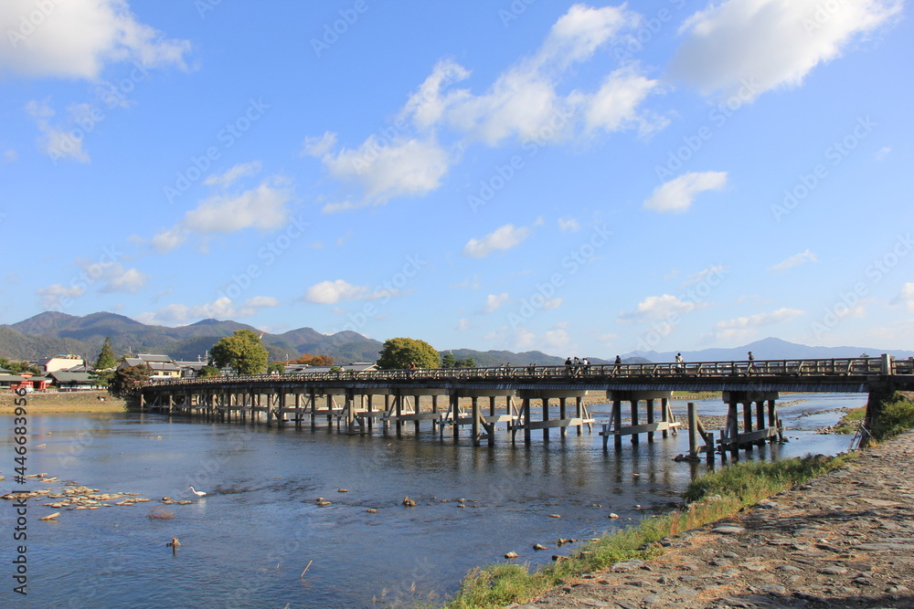 嵐山の観光名所の一つ、「渡月橋」がある風景(京都府、日本)