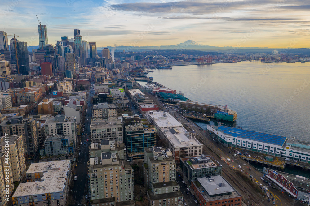Fototapeta premium Seattle Downtown Pier with Mount Rainier in the Backdrop