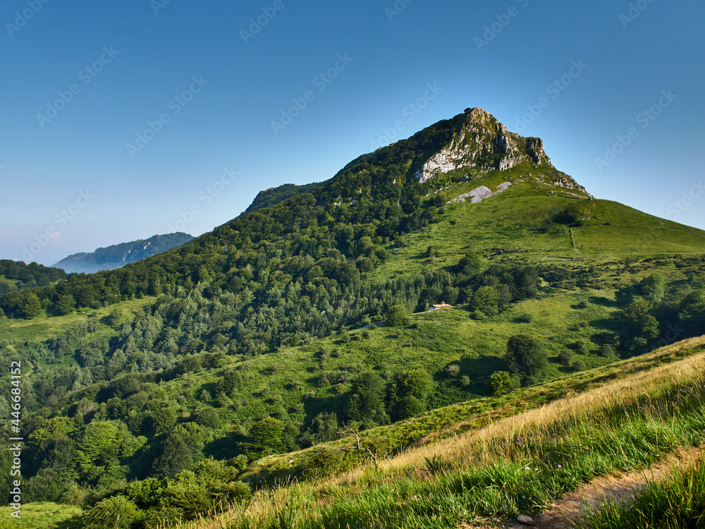 Naklejka premium Paisajes durante la subida al monte Ernio
