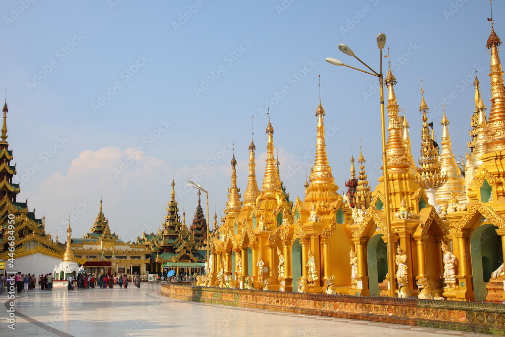 Fototapeta premium View of Shwedagon Pagoda in Yangon, Vietnam
