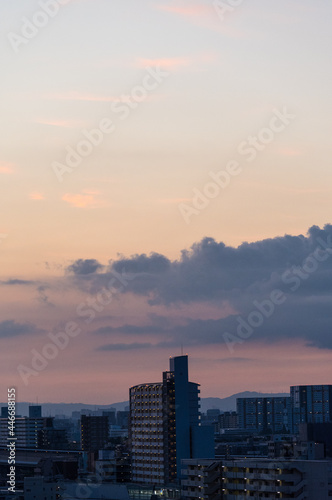 早朝神戸の高層マンション高層階より大阪方面。雲と空がオレンジ色に染まる © 宮岸孝守