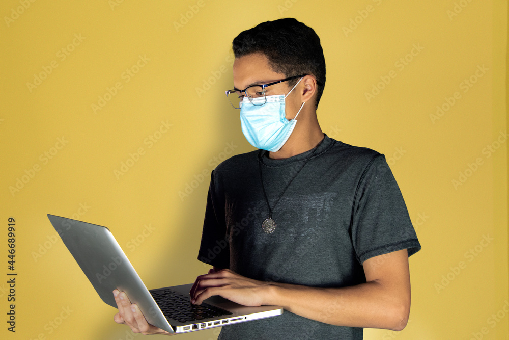 Joven viendo la computadora Joven viendo la computadora