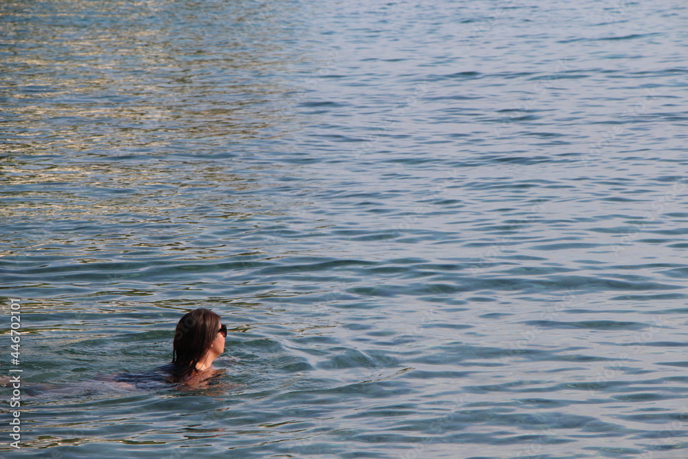 Mujer nadando en el Adriático