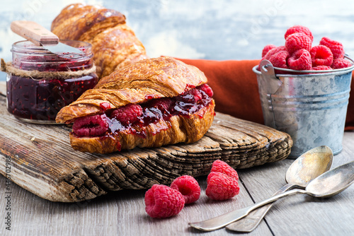 Fotografija croissant with raspberries and raspberry jam