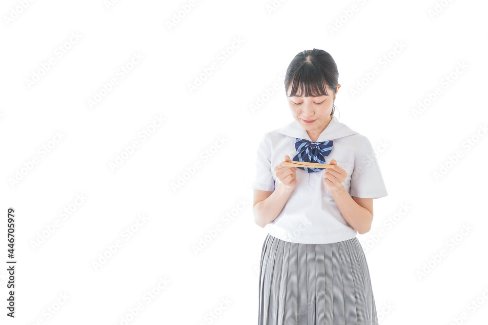 手紙を手渡す制服姿の女子学生 手紙を手渡す制服姿の女子学生