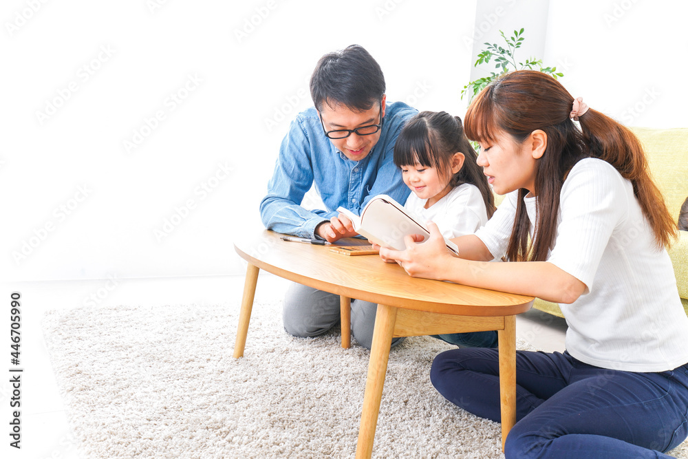 子どもに教育をする両親 子どもに教育をする両親
