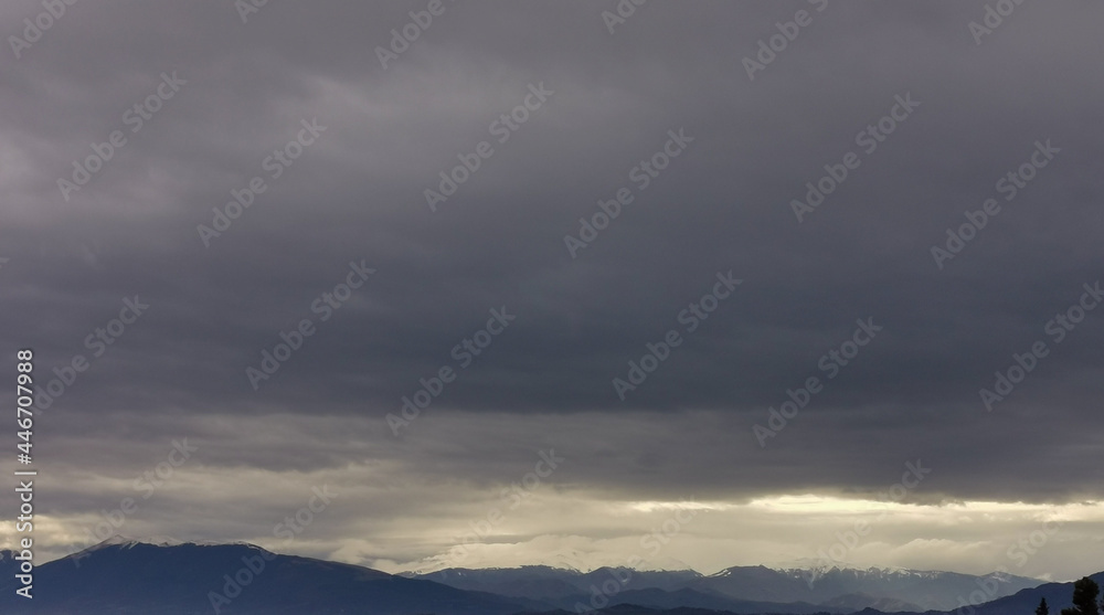 Nuvole grigie sopra le cime innevate dei monti Appennini