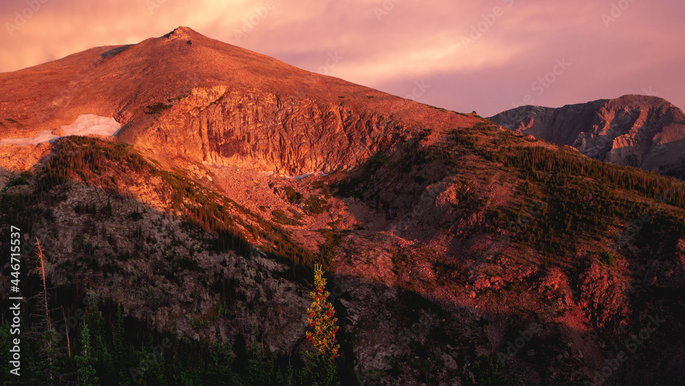 Fototapeta premium Sunrise in Rocky Mountain National Park