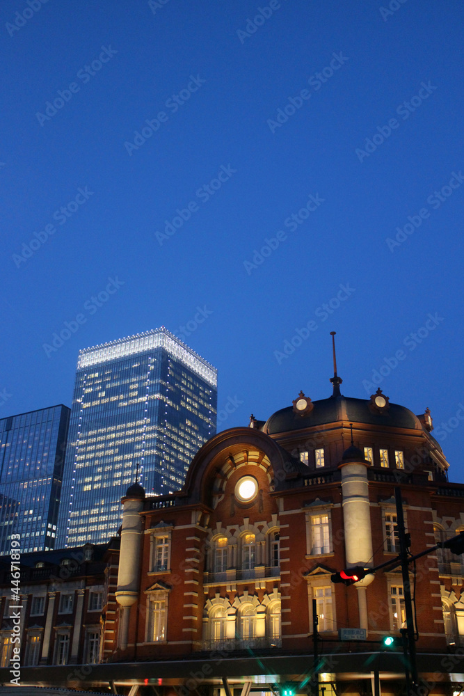 東京駅と建物に明かりが灯る街並み