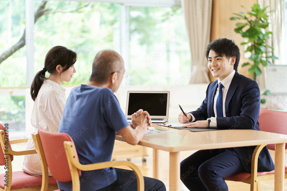 提案をする営業職の男性 提案をする営業職の男性