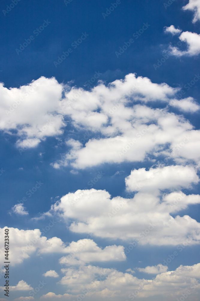 Obraz premium 夏の綺麗な青空と白い雲の風景