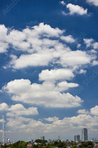 夏の綺麗な青空と白い雲の風景