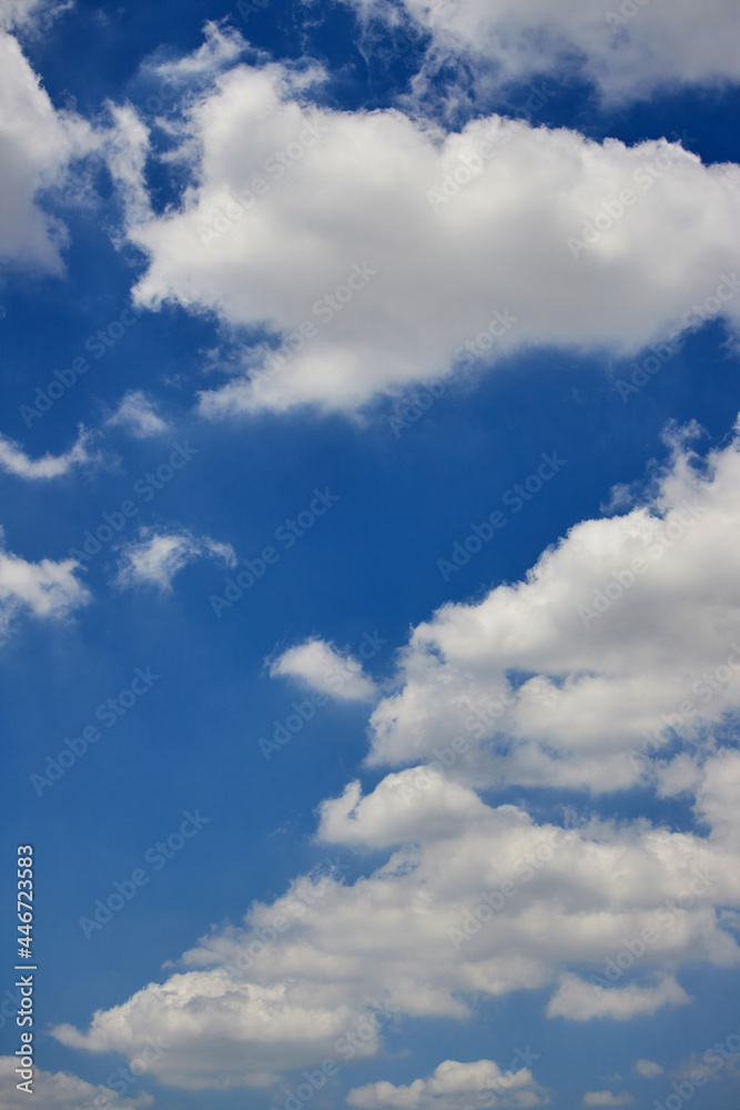 Obraz premium 夏の綺麗な青空と白い雲の風景