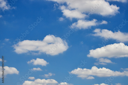 夏の綺麗な青空と白い雲の風景 © zheng qiang