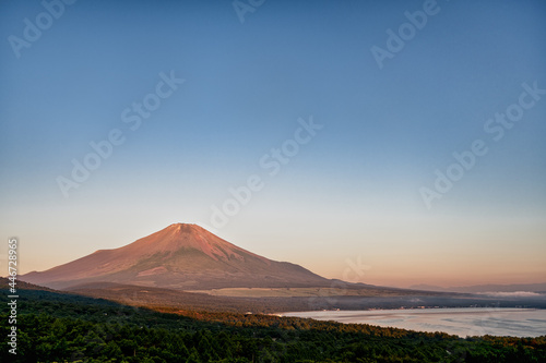 朝日に照らされてゆく富士山の裾野