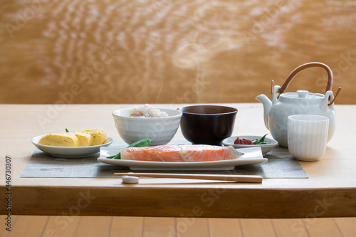焼き鮭の和朝食、焼き魚、雑穀米、日本食