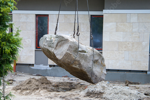 Fotografi Very heavy stone is picked up and tied with steel straps
