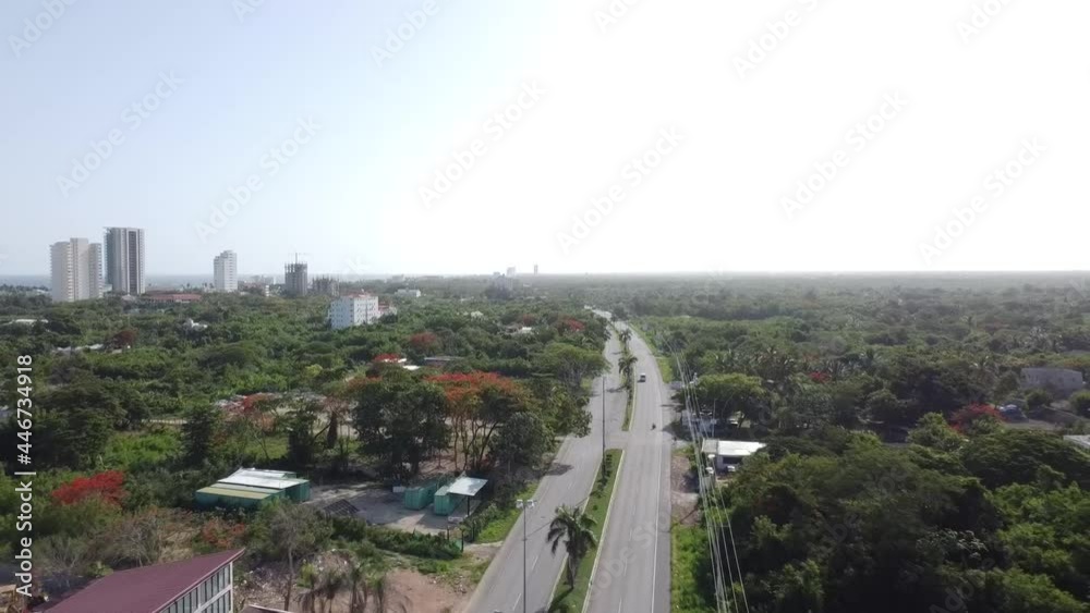 vista aerea de la carretera con poco trafico a juan dolio en republica dominicana, viaje de vacaciones y turismo en el pais vista aerea de la carretera con poco trafico a juan dolio en republica dominicana, viaje de vacaciones y turismo en el pais