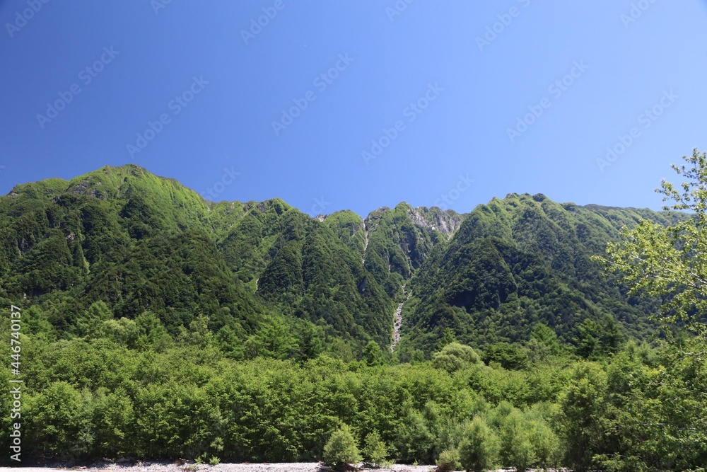 中部山岳国立公園、上高地。上高地の山々。左より六百山・三本槍・霞沢岳