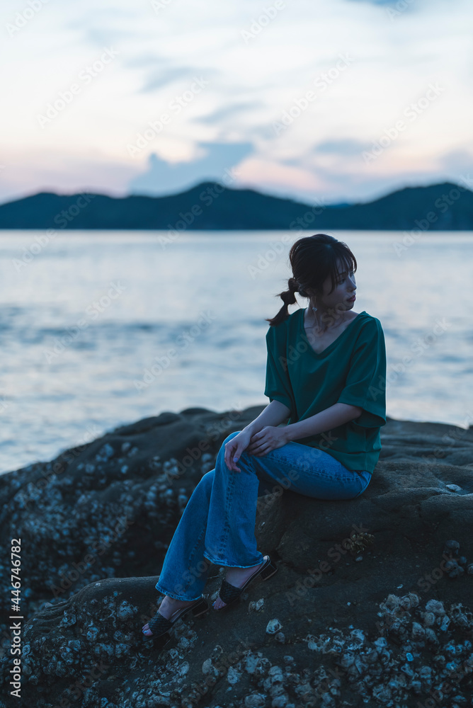 夕暮れの海にいる女性 夕暮れの海にいる女性