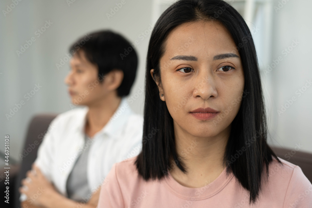 Asian women are disappointed and saddened after an argument with their husband. Asian couples are having family problems resulting in divorce. Love problem.. Asian women are disappointed and saddened after an argument with their husband. Asian couples are having family problems resulting in divorce. Love problem..