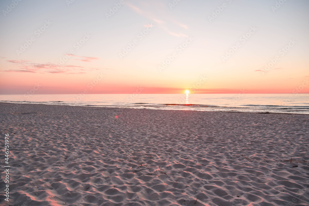 Zachód słońca na plaży w Kołobrzegu. - obrazy, fototapety, plakaty 