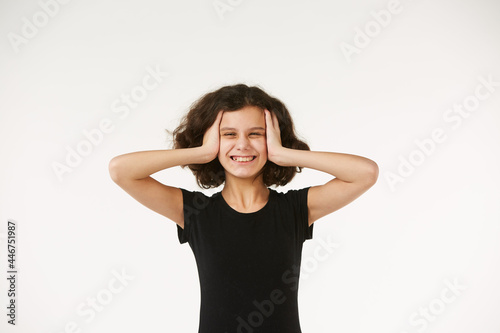 Foto The girl in black clothes on a white background depicts the emotion
