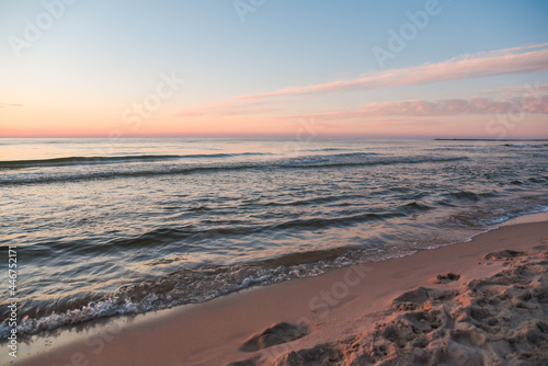 Zachód słońca na plaży w Kołobrzegu.