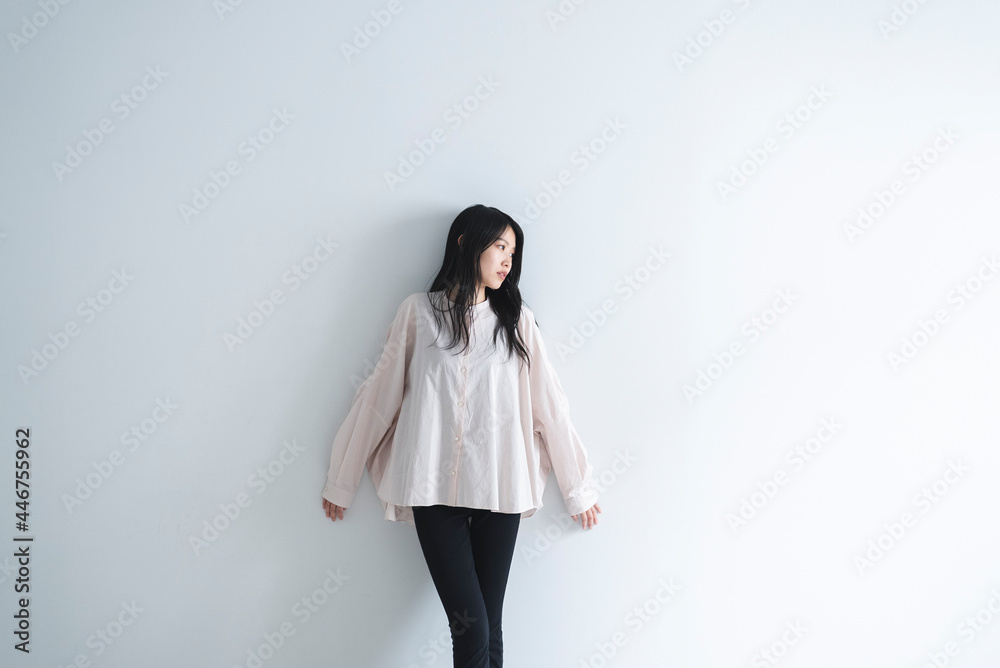 カジュアルファッションの女性 カジュアルファッションの女性