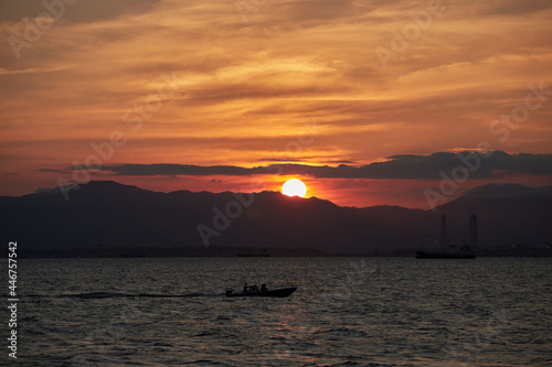 夏の伊勢湾の工業地帯の夕焼けの風景 © zheng qiang