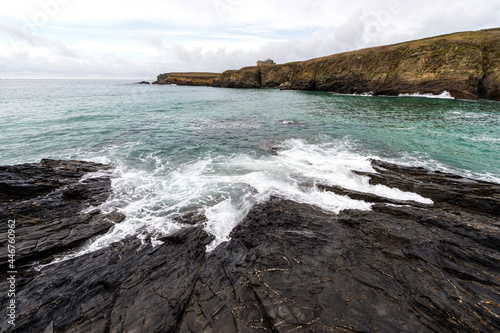 imagen de la costa Atlántica con el agua entrando entre las piedras y acantilados al fondo © carles