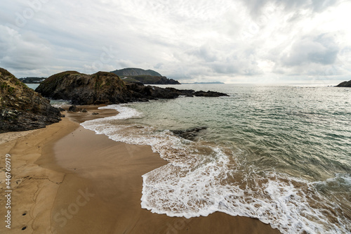 imagen de la costa Atlántica en Galicia, con el agua llegando a la tierra y el cielo nublado