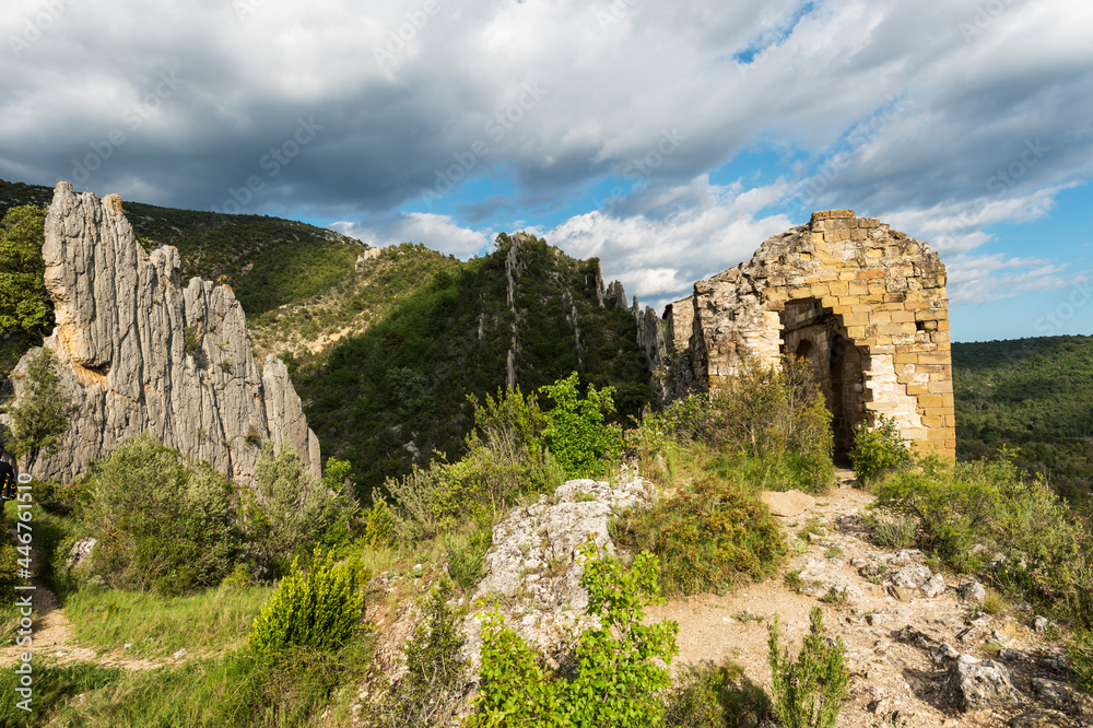 iglesia abandonada en la montaña entre naturaleza con paredes de piedra naturales el cielo azul y algunas nubes 
