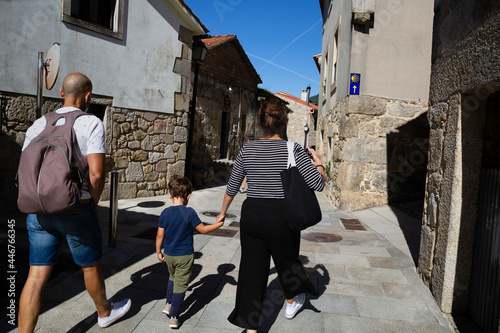 Fotografia Peregrinos en el Camino de Santiago por la costa a su paso por la localidad de Oia