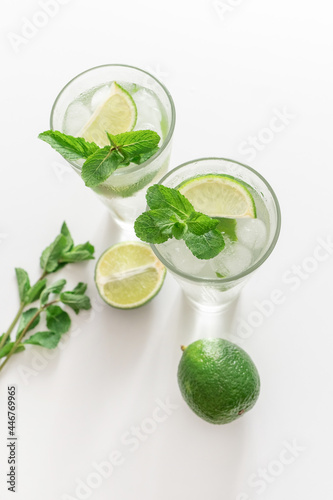 gin tonic mojito glass cocktail water ice lime mint table drink