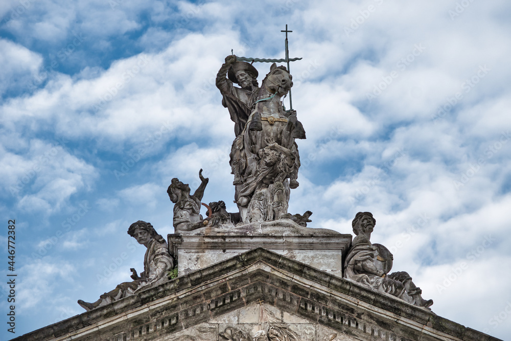 Estatua ecuestre de Santiago Matamoros, obra de José Ferreiro, en la cima del frontón central del Palacio de Rajoy en Santiago de Compostela, España
