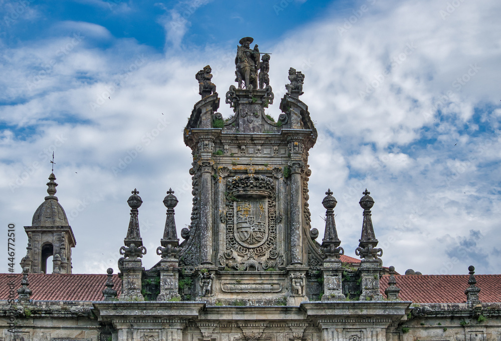 Parte alta fachada monasterio de San Martiño Pinario con San Martín de Tours a caballo y partiendo su capa para abrigar a un mendigo, Santiago de Compostela, España