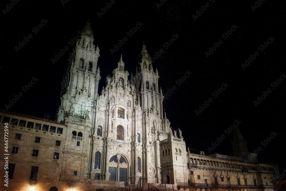 Vista nocturna fachada del Obradoiro catedral Santiago de Compostela, España