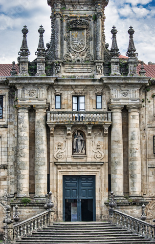 Portada y entrada al monasterio de San Martiño Pinario en la ciudad de Santiago de Compostela, España