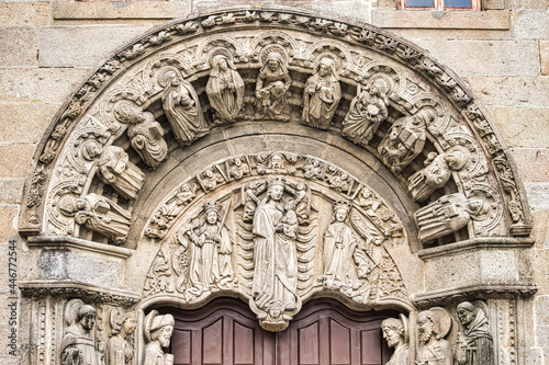 Primer plano arco y tímpano puerta del colegio de San Jerónimo en la plaza del Obradoiro de Santiago de Compostela, España photo