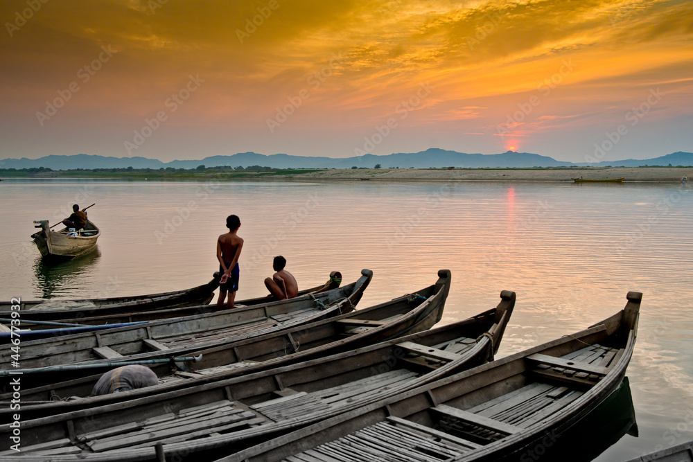 Sunset on the Irrawaddy river near Bagan in Myanmar/Birma.