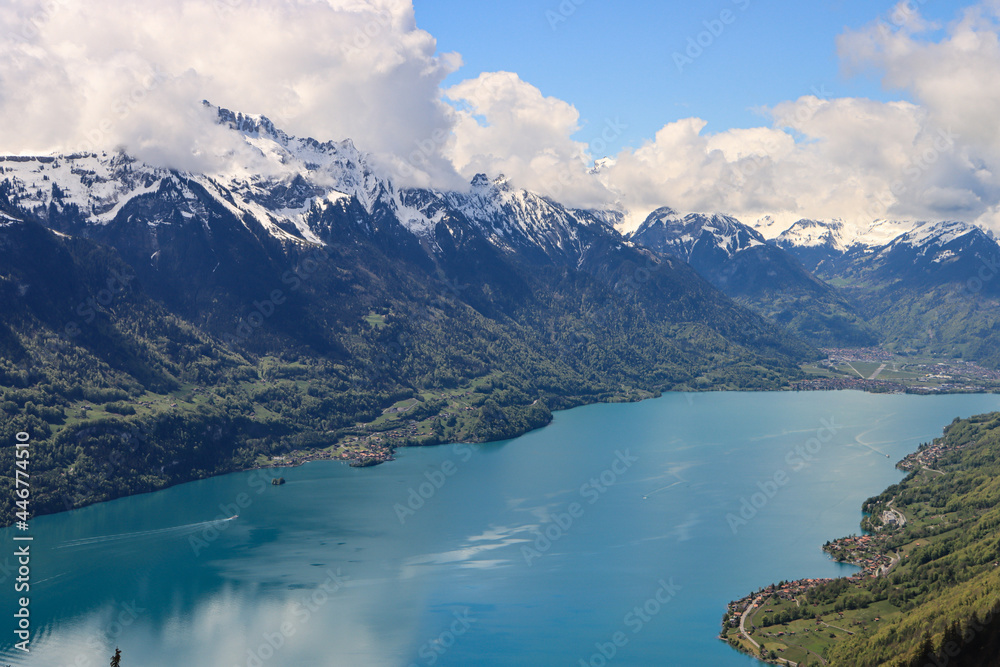 Zauberhafte Schweizer Landschaft; Blick von Nordosten über den Brienzersee