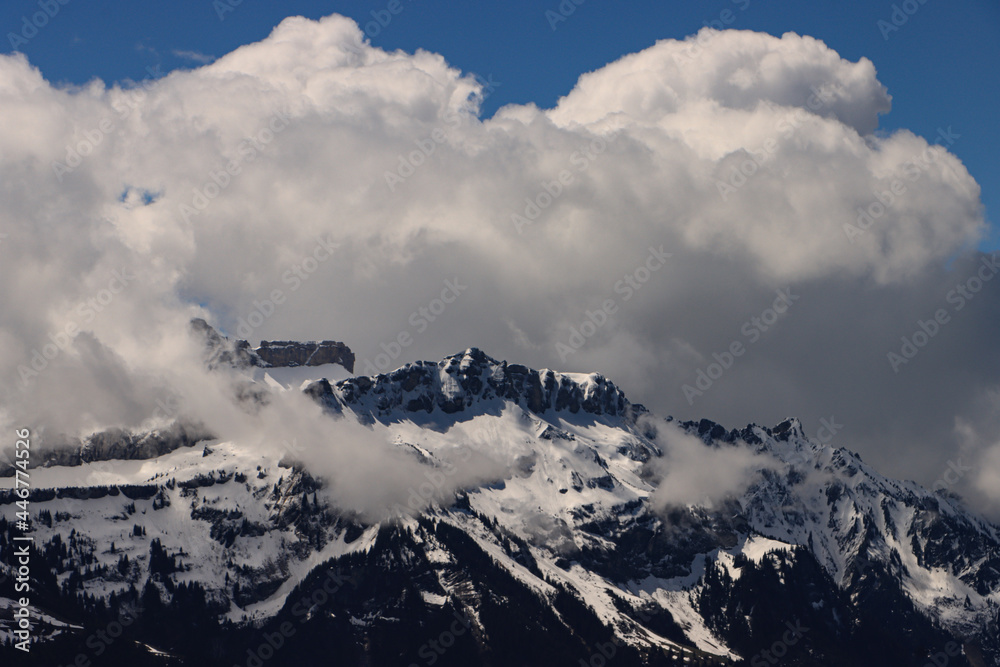 Spektakuläre Schweizer Berge; Roteflue und Winteregg im Berner Oberland ragen aus den Quellwolken