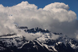 Spektakuläre Schweizer Berge; Roteflue und Winteregg im Berner Oberland ragen aus den Quellwolken