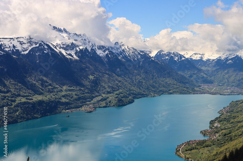 Zauberhafte Schweizer Landschaft; Blick von Nordosten über den Brienzersee