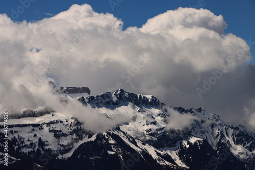 Spektakuläre Schweizer Berge  Roteflue und Winteregg im Berner Oberland ragen aus den Quellwolken © holger.l.berlin