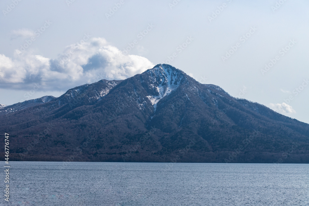北海道　支笏湖の春の風景