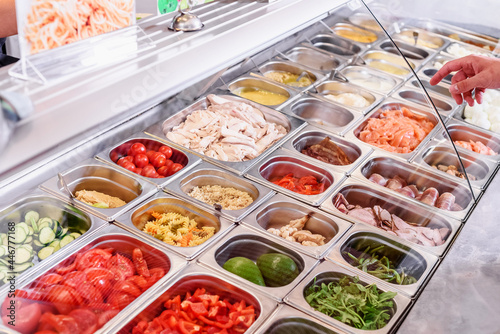 Foto Showcase salad bar with an assortment of ingredients for healthy and dietary food