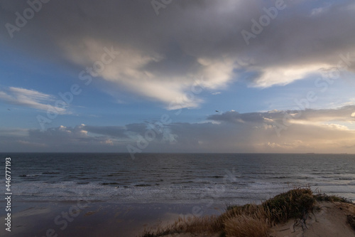 unas vistas de la bella playa de Mazagon  situada en la provincia de Huelva  Espa  a. Con sus acantilados   pinos  dunas   vegetacion verde y un cielo con nubes. Atardeceres preciosos