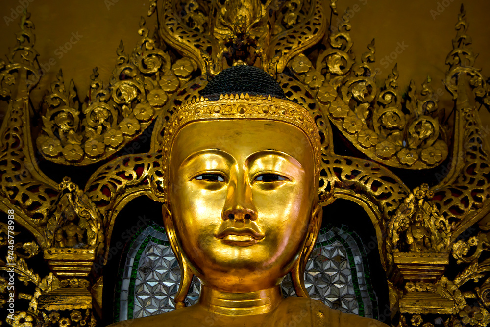 Golden buddha in temple Yangon, Myanmar/Birma.